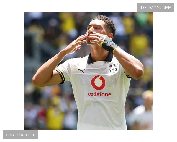 特写：雨战中的门将，多次出击化解传中球成为全场最佳