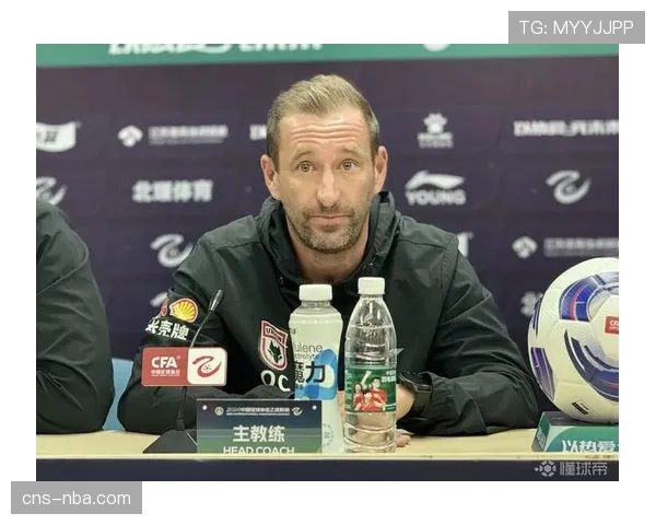 特写:37岁老将华金加时赛主罚任意球击中横梁,赛后遗憾凝视回放 特写:37岁老将华金加时赛主罚任意球击中横梁,赛后遗憾凝视回放