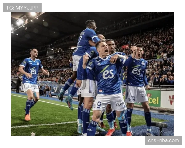 现场通讯：大雨中，图卢兹依靠简洁的纵向长传反击，两次撕开对手防线